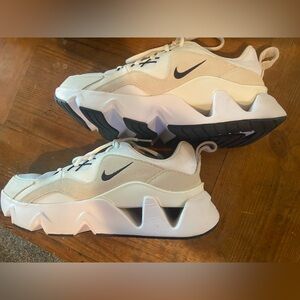 Nike RYZ 365 black & white size 7! Worn twice! Feet just grew after baby!